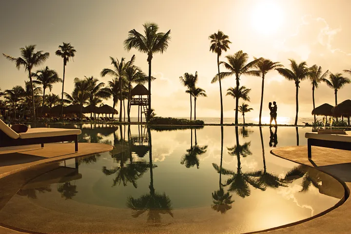 secrets-akumal-sunset-infinity-pool-palms